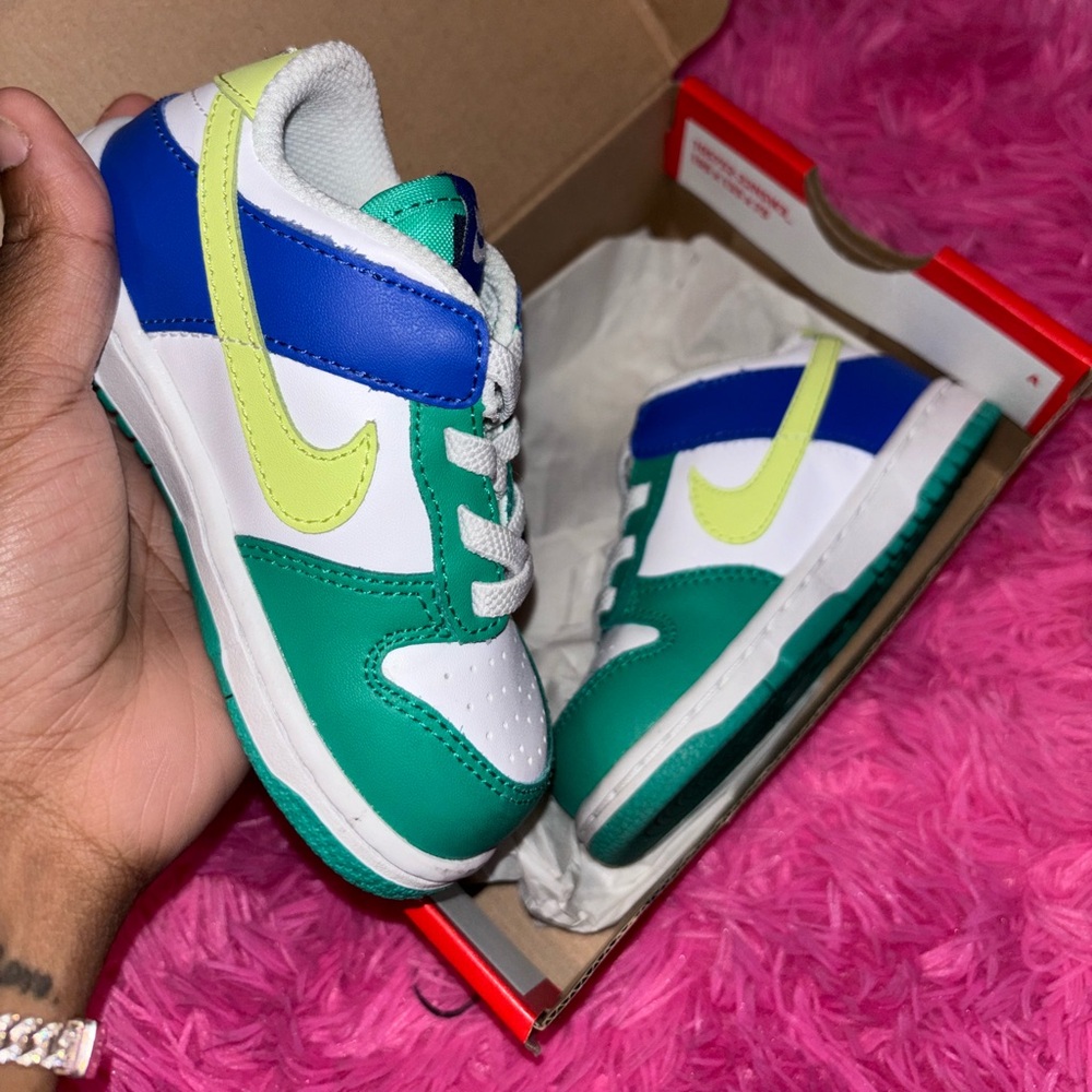 Toddler dunks
